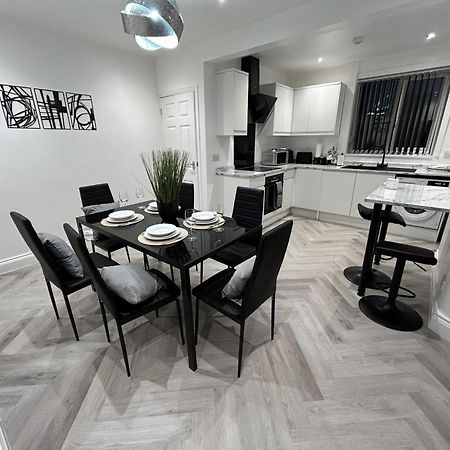 Lymer House - Stylish 3 Bedroom House In 울버햄프턴 외부 사진