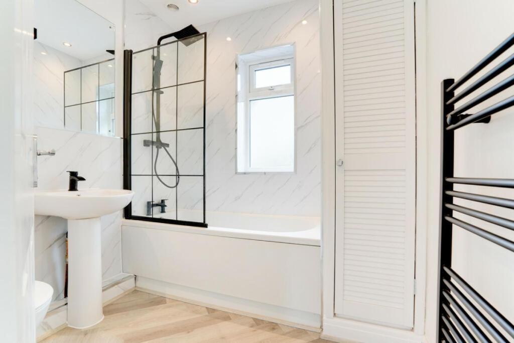 Lymer House - Stylish 3 Bedroom House In 울버햄프턴 객실 사진