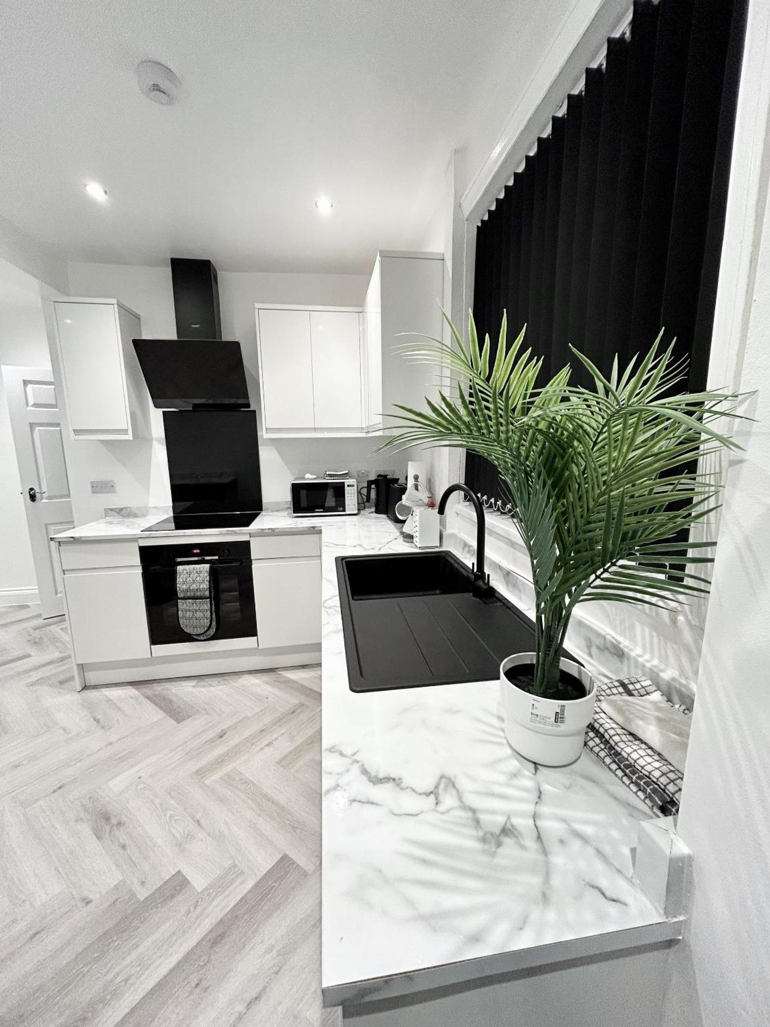 Lymer House - Stylish 3 Bedroom House In 울버햄프턴 외부 사진