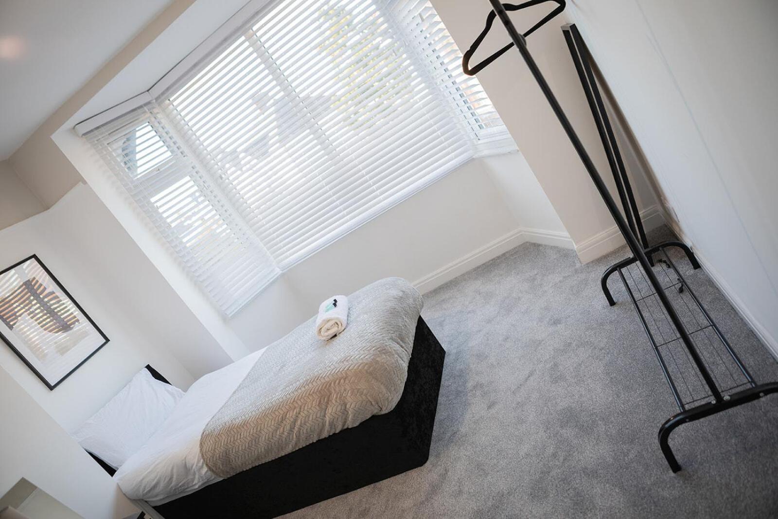 Lymer House - Stylish 3 Bedroom House In 울버햄프턴 외부 사진