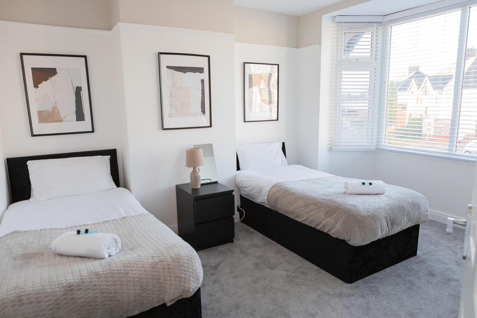 Lymer House - Stylish 3 Bedroom House In 울버햄프턴 외부 사진